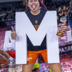 Jugadora del Valencia Basket celebrando con trofeo y letra M