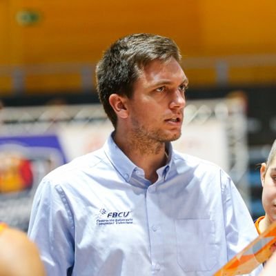 Marcel Villalba, entrenador del equipo infantil femenino de Valencia Basket en acción.