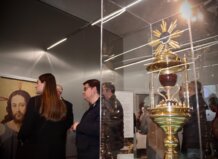 Torrent inaugura la exposición 'Santo Cáliz de la Esperanza' en el Antic Mercat Personas observando la exposición del Santo Cáliz en Torrent