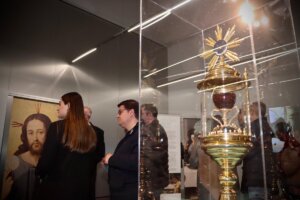 La exposición 'Santo Cáliz de la Esperanza' fue inaugurada en Torrent con la presencia de diversas personalidades.