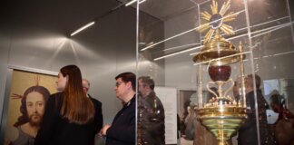 La exposición 'Santo Cáliz de la Esperanza' fue inaugurada en Torrent con la presencia de diversas personalidades.