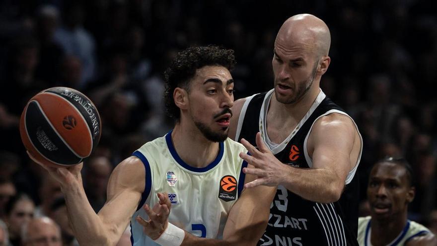 Jugadores de baloncesto compiten en un emocionante partido en Belgrado.