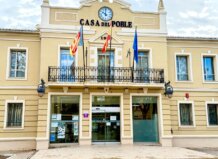 Fachada del Ayuntamiento de la Pobla de Farnals con banderas