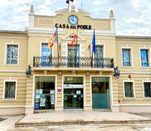 Fachada del Ayuntamiento de la Pobla de Farnals con banderas