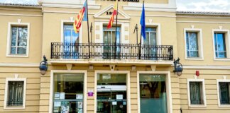 Fachada del Ayuntamiento de la Pobla de Farnals con banderas