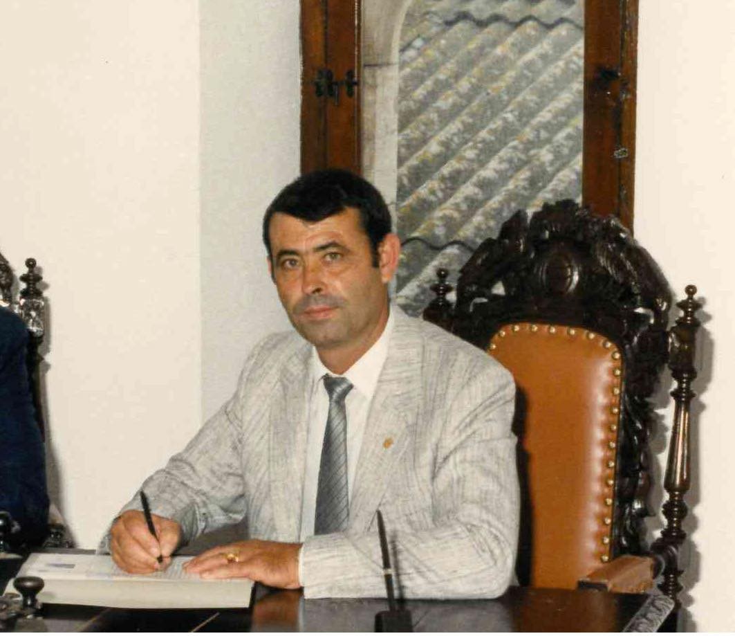 Daniel Ruix Garcés, quien fue alcalde de Albalat dels Sorells durante 20 años, en su despacho.