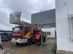 Camión de bomberos atendiendo un accidente en Forn d'Alcedo