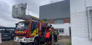 Camión de bomberos atendiendo un accidente en Forn d'Alcedo