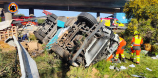 Camión volcado en la V-31 tras un accidente mortal en Silla.
