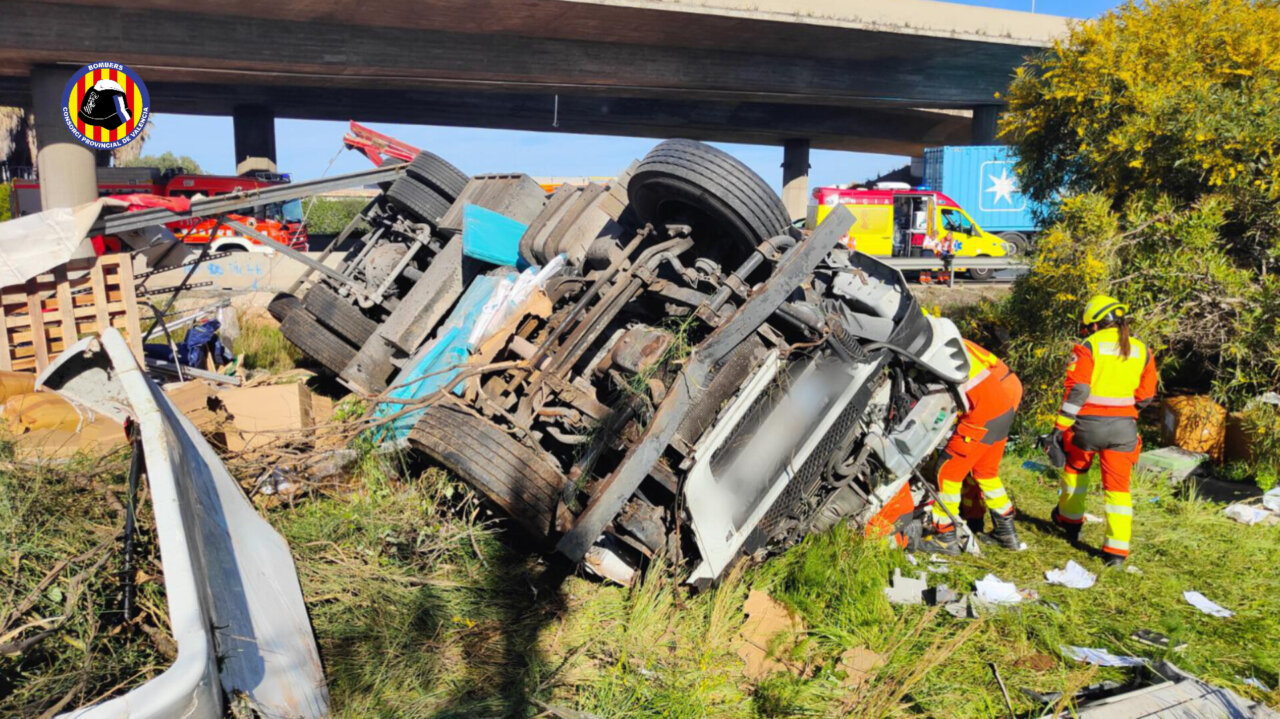 Camión volcado en la V-31 tras un accidente mortal en Silla.