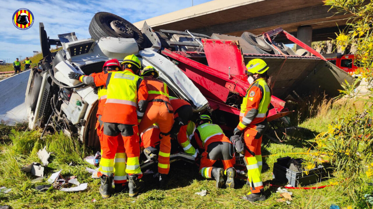 Bomberos trabajando en la recuperación de un camión volcado en la V-31