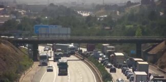 Un accidente en la A-7 ha generado largas colas de vehículos en Paterna.