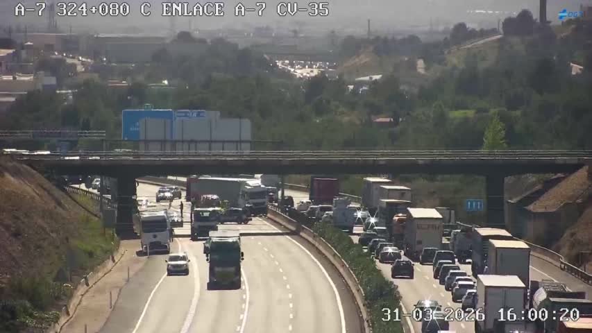 Un accidente en la A-7 ha generado largas colas de vehículos en Paterna.