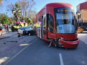 Accidente entre un tranvía y un coche en Valencia con daños visibles