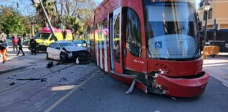 Accidente entre un tranvía y un coche en Valencia con daños visibles