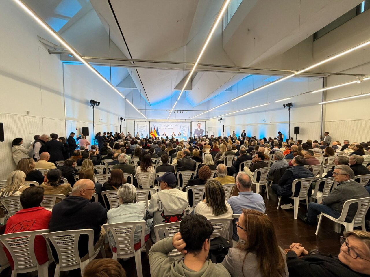 Multitud de personas en un acto político en Torrent con Mariano Rajoy