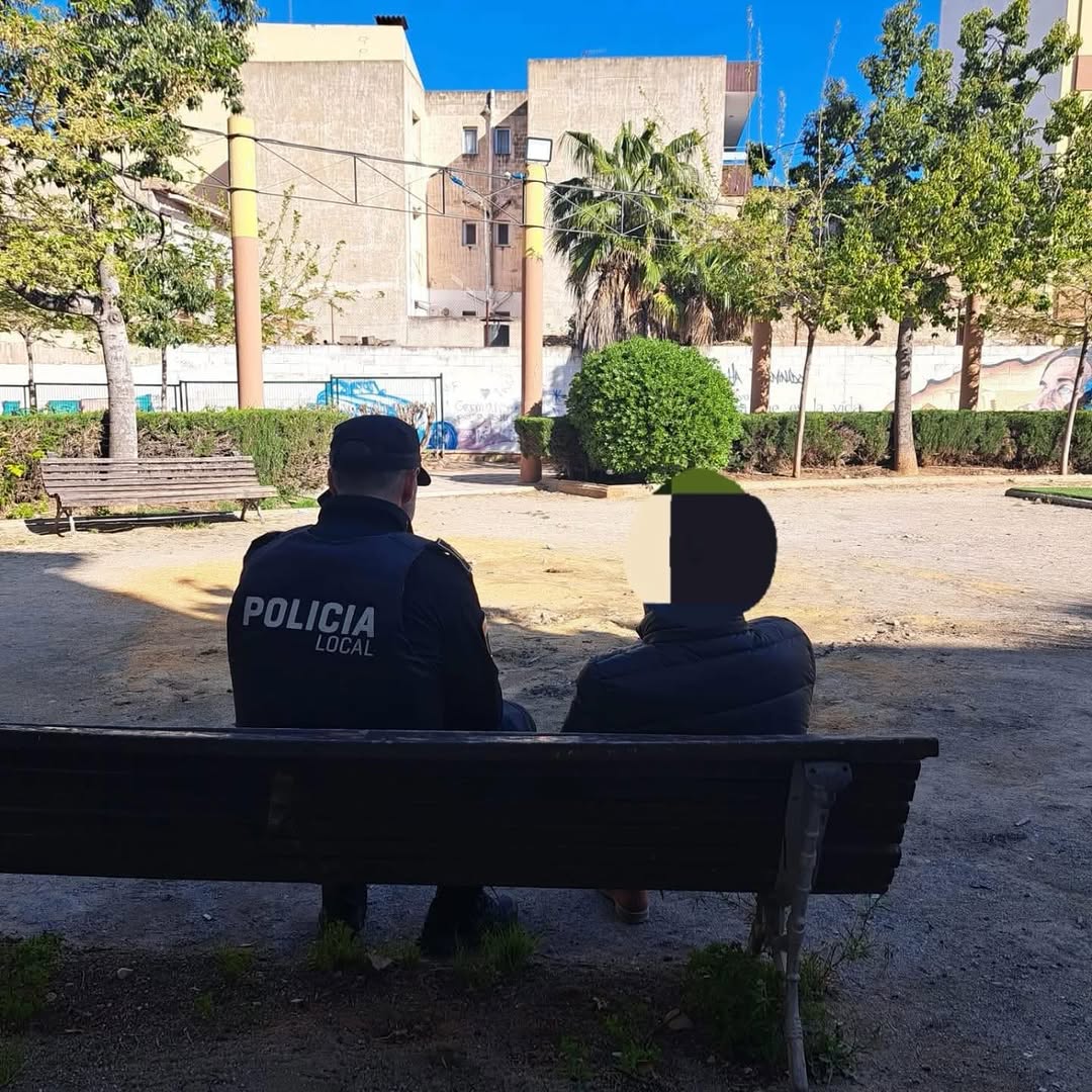 Policía Local de Godella con persona desaparecida en un parque
