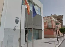 Fachada del Ayuntamiento de Sedaví con banderas ondeando