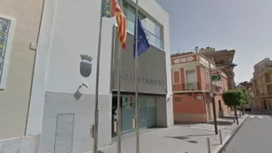 Fachada del Ayuntamiento de Sedaví con banderas ondeando
