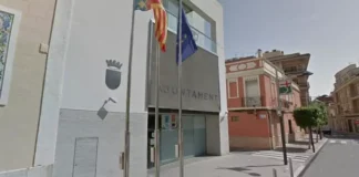 Fachada del Ayuntamiento de Sedaví con banderas ondeando