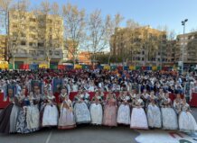 Avinguda Miguel Hernández premi al millor monument gran i la falla Camí Vell de Torrent el millor infantil d'Alaquás Grupo de falleras en la celebración de las Fallas en Alaquàs