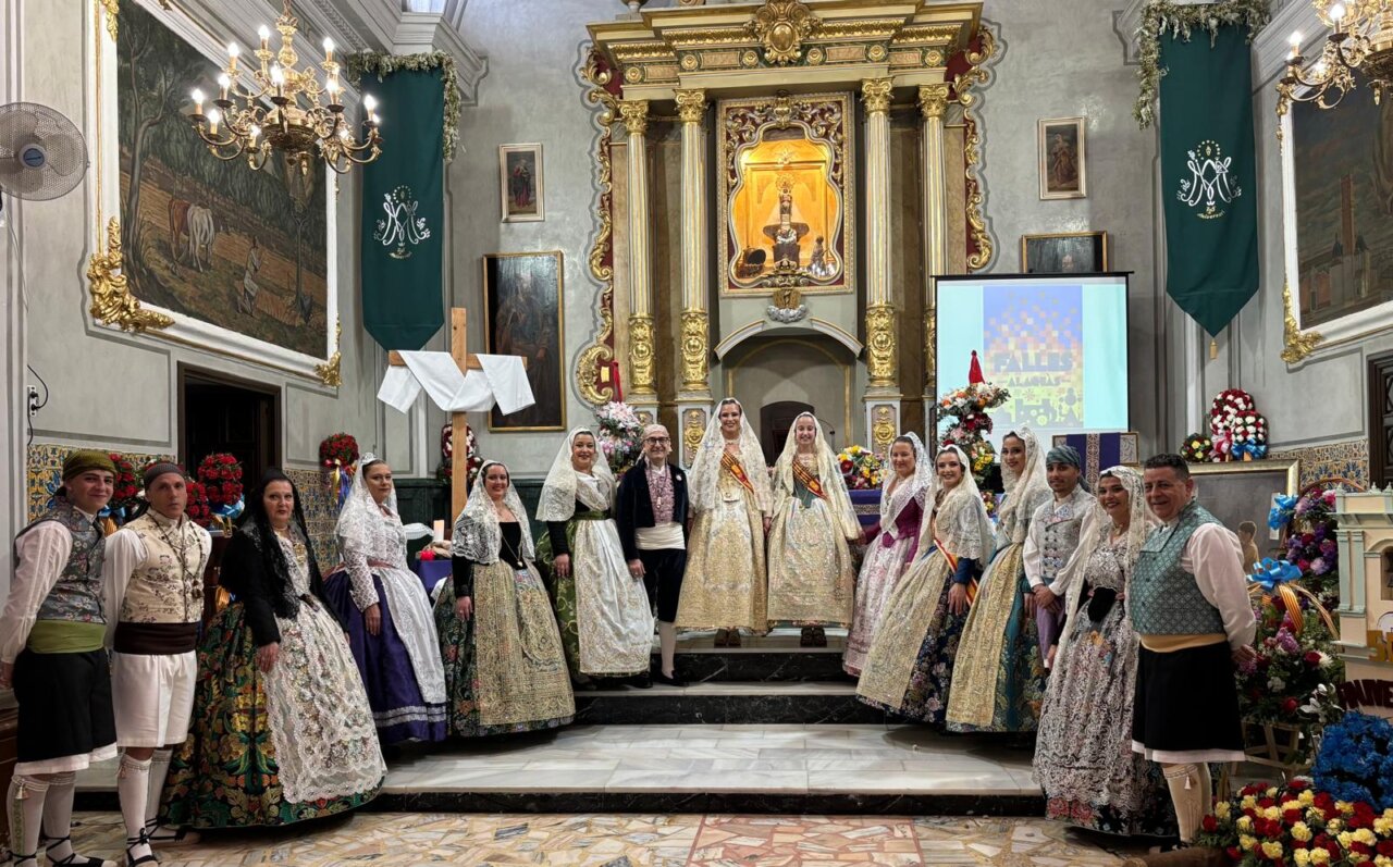 Grupo de falleras y falleros en la Ofrenda de Flores de Alaquàs