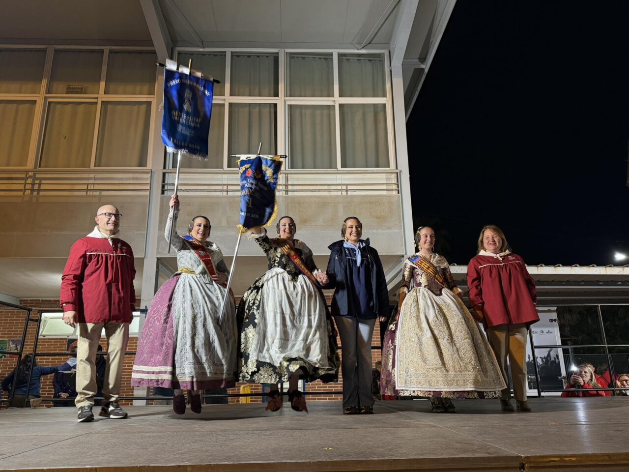 Celebración de las Fallas en Alaquàs con participantes en trajes tradicionales