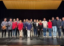 Participantes en las tradicionales albades de Alaquàs en el Auditori Nou