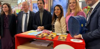 El alcalde Sagredo y funcionarios en el stand de Paterna en Berlín