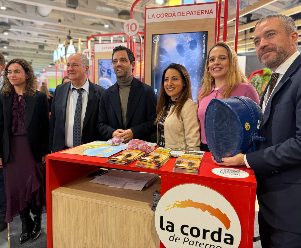 El alcalde Sagredo y funcionarios en el stand de Paterna en Berlín