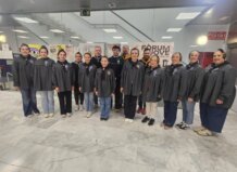 Grupo de personas en la Ofrenda de Aldaia con trajes tradicionales
