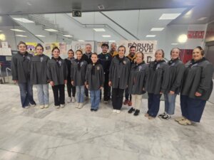 Grupo de personas en la Ofrenda de Aldaia con trajes tradicionales