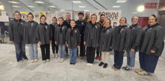 Grupo de personas en la Ofrenda de Aldaia con trajes tradicionales