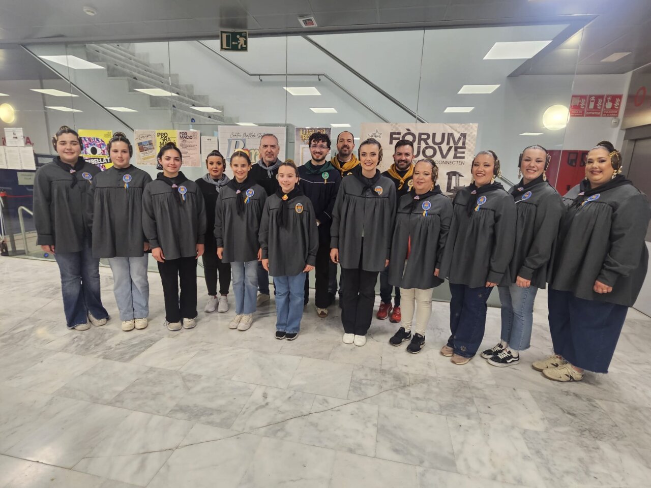 Grupo de personas en la Ofrenda de Aldaia con trajes tradicionales