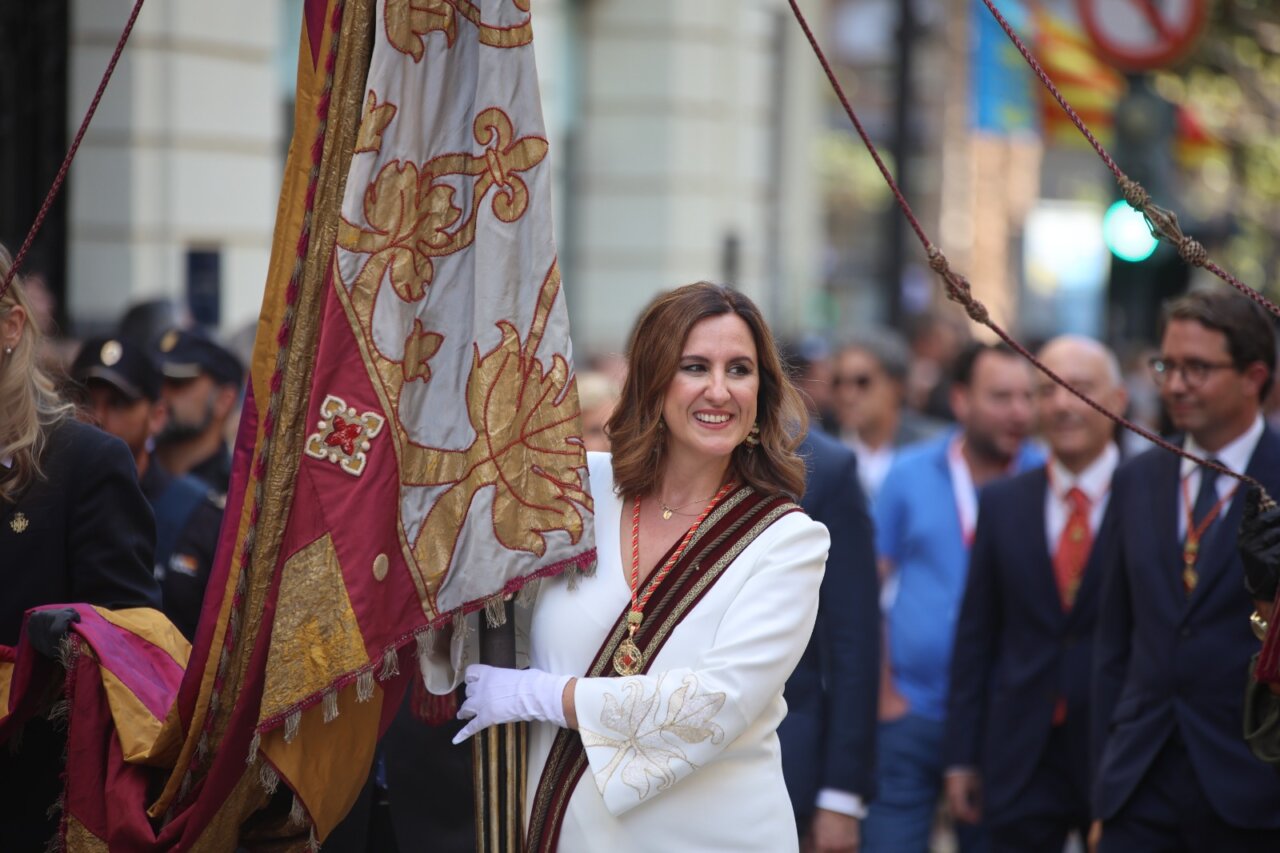 Alcaldesa de Valencia sosteniendo la Reial Senyera durante un evento cívico