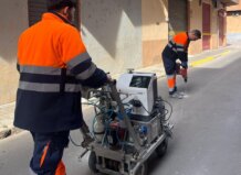 Una campaña con gas helio permitirá localizar fugas sin cortes en la red de agua en Alfafar Trabajadores utilizando tecnología para detectar fugas de agua en Alfafar