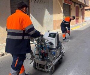 Trabajadores utilizando tecnología para detectar fugas de agua en Alfafar