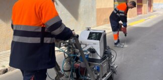 Trabajadores utilizando tecnología para detectar fugas de agua en Alfafar