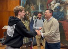 Estudiante de Alfafar agradeciendo al alcalde por su apoyo en la obtención de la nacionalidad española