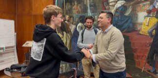 Estudiante de Alfafar agradeciendo al alcalde por su apoyo en la obtención de la nacionalidad española