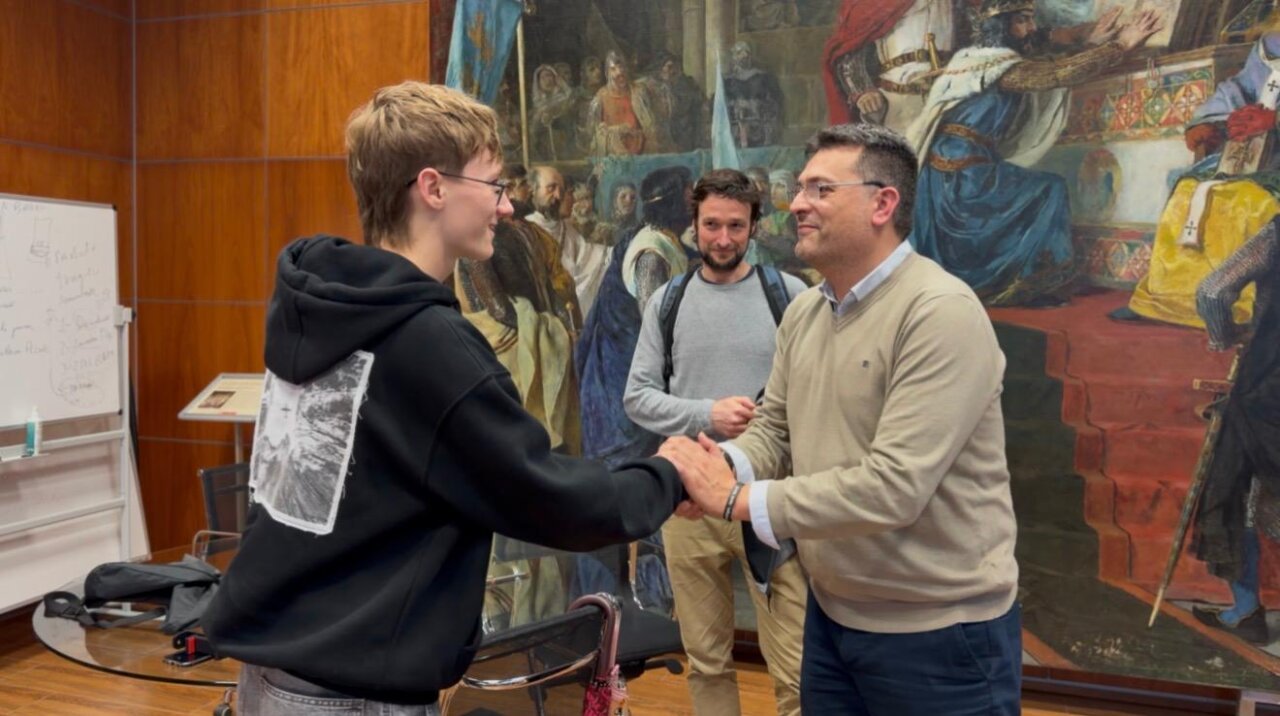 Estudiante de Alfafar agradeciendo al alcalde por su apoyo en la obtención de la nacionalidad española