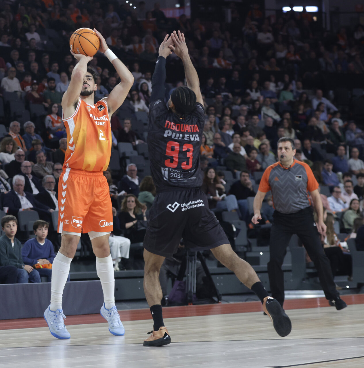 Jugador del Valencia Basket lanzando a canasta durante un partido contra Granada.