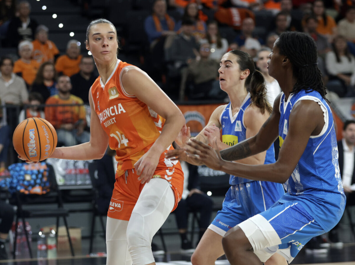 Jugadora de Valencia Basket con balón en partido contra Cadi La Seu