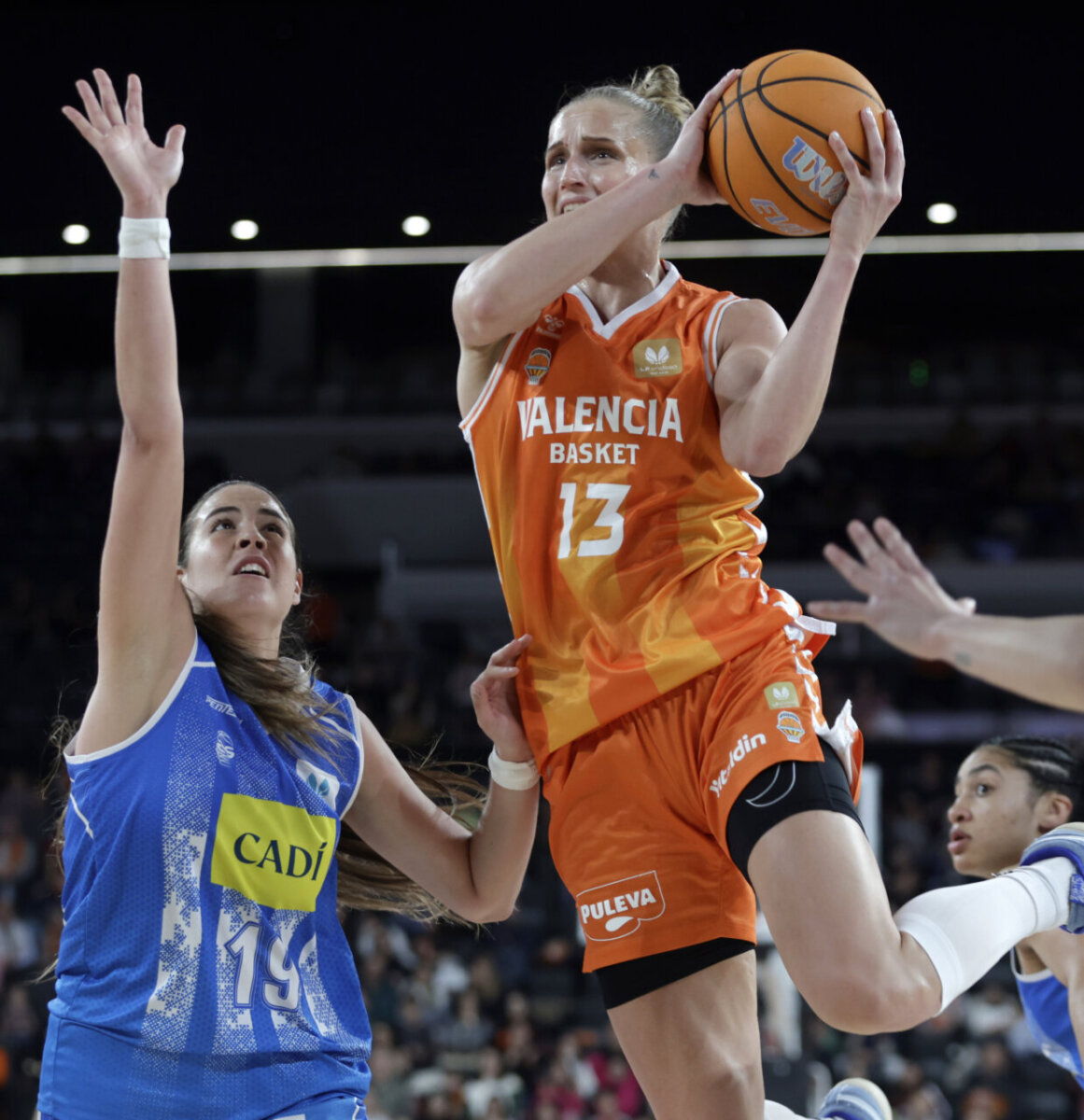 Jugadora de Valencia Basket lanzando a canasta durante el partido contra Cadi La Seu