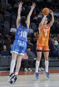 Jugadora de Valencia Basket lanzando a canasta durante un partido