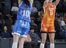 Jugadora de Valencia Basket lanzando a canasta durante un partido