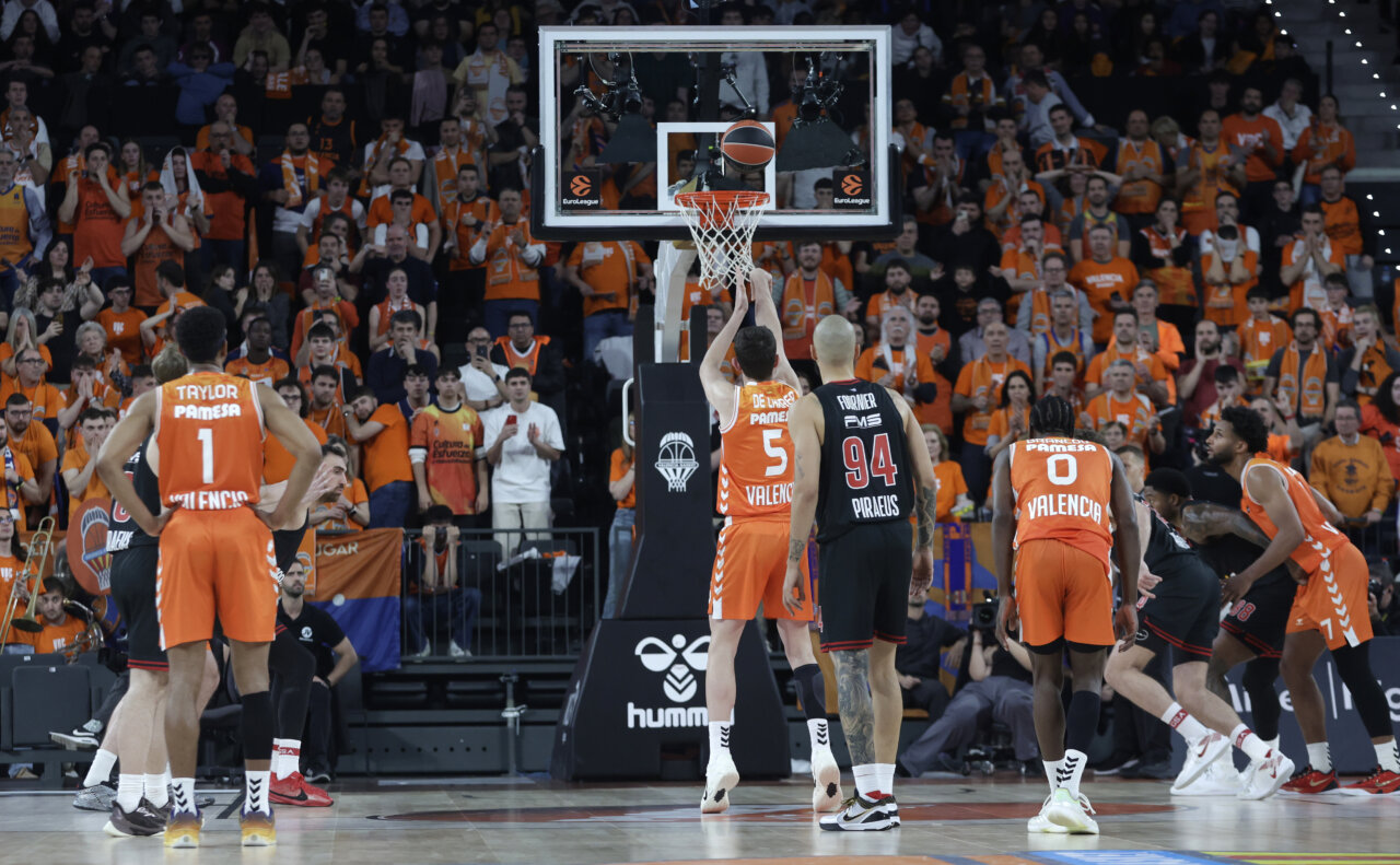 Jugadores de Valencia Basket lanzando a canasta en un partido emocionante