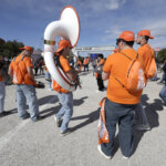 Aficionados del Valencia Basket celebran con alegría su victoria en la Copa de la Reina 2026.