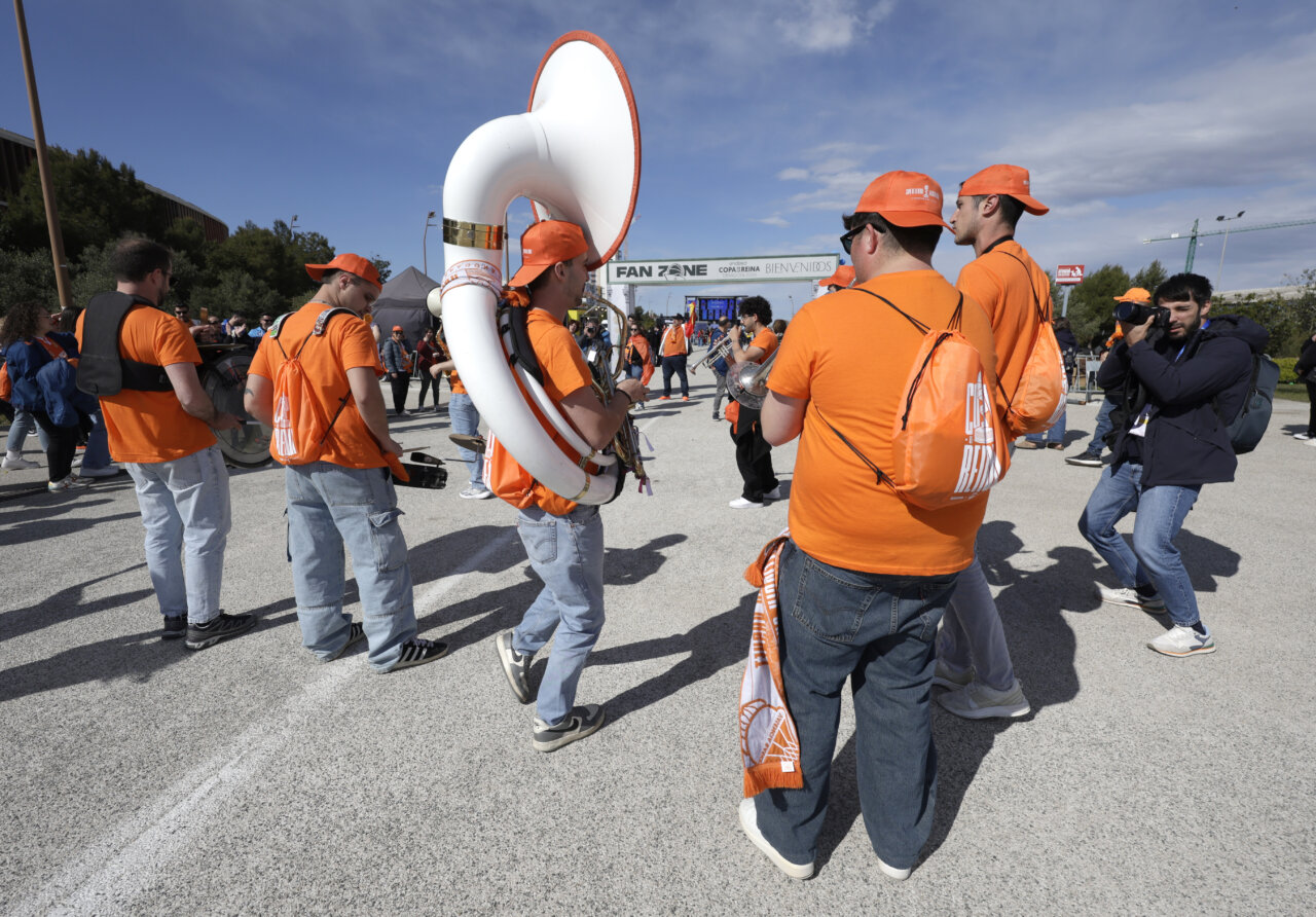 Aficionados del Valencia Basket celebran con alegría su victoria en la Copa de la Reina 2026.