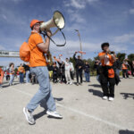 Aficionados del Valencia Basket celebran en la Fan Zone de la Copa de la Reina 2026.